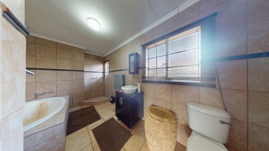5 Bedroom Property for Sale in Kannoniers Park North West